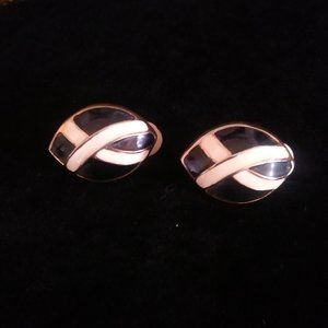 Vtg Black/White leaf-shaped clip-on earrings